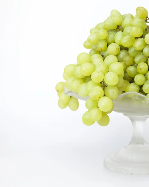 Trauben reifer Trauben auf einem Tisch — Stockfoto