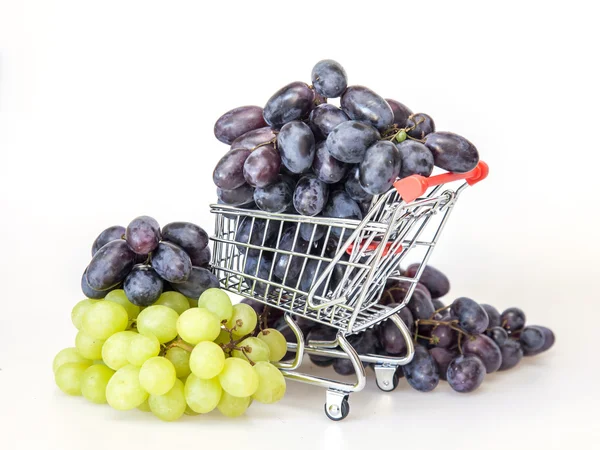 Cluster van rijpe druiven in de kar voor aankopen — Stockfoto