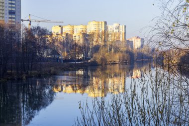 Pushkino, Rusya Federasyonu - 7 Kasım 2015 tarihinde. Sonbahar şehir manzarası. Yeni multystoried evleri Serebryanka Nehri kıyısında
