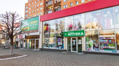 Pushkino, Rusya Federasyonu - 7 Kasım 2015 tarihinde. Sonbahar şehir manzarası. Mosksvskiy Bulvarı. Gösteri-windows alışveriş merkezi