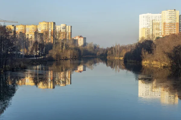 PUSHKINO, RÚSSIA - on NOVEMBRO 7, 2015. Paisagem da cidade de outono. Novas casas multystoried na margem do rio de Serebryanka — Fotografia de Stock