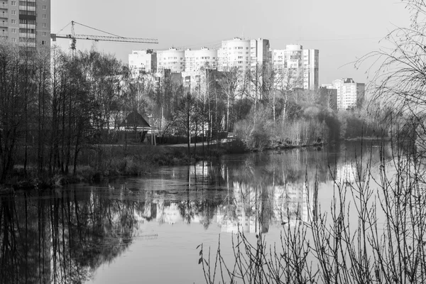 PUSHKINO, RUSSIA - il 7 NOVEMBRE 2015 Paesaggio autunnale. Nuove case a più piani sulla riva del fiume Serebryanka — Foto Stock