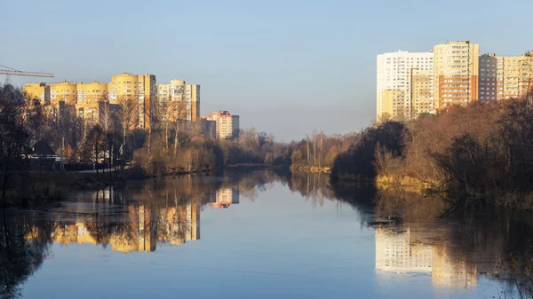 PUSHKINO, RÚSSIA - on NOVEMBRO 7, 2015. Paisagem da cidade de outono. Novas casas multystoried na margem do rio de Serebryanka — Fotografia de Stock