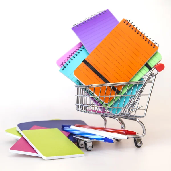 Cadernos de várias cores no carrinho para compras — Fotografia de Stock