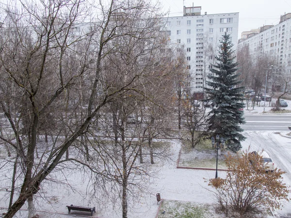 PUSHKINO, RUSSIA, on Nov 15, 2015. Вид из окна на зимний город. Близсард — стоковое фото
