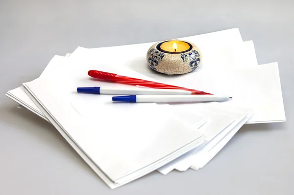 Beyaz posta zarflar ve yanan mum bir şamdan — Stok fotoğraf