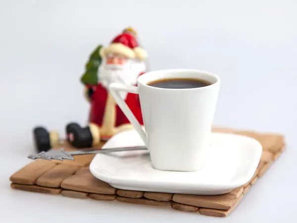 Copo com café preto e a figura de Father Frost em um contexto — Fotografia de Stock