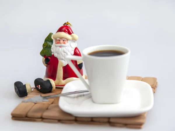 Copo com café preto e a figura de Father Frost em um contexto — Fotografia de Stock