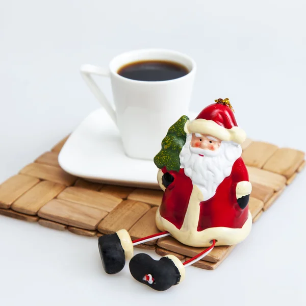 Кубок з чорної кави і фігурою Діда Мороза — стокове фото