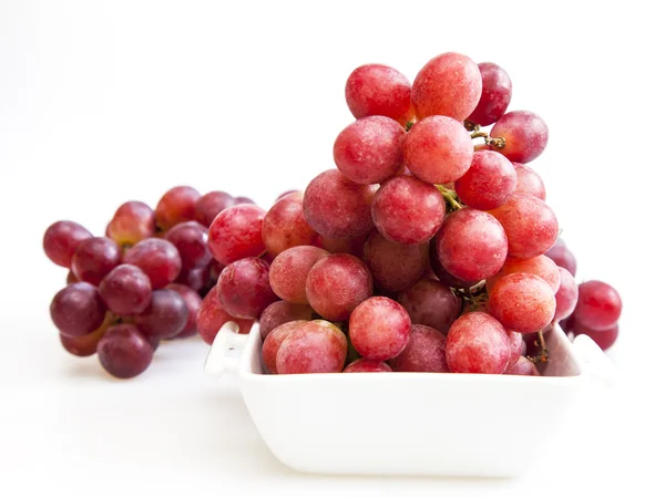 Grappe de raisins rouges dans un bol carré blanc — Photo