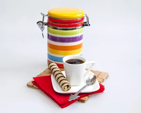 Κύπελλο με μαύρο καφέ και ένα μπισκότα — Φωτογραφία Αρχείου