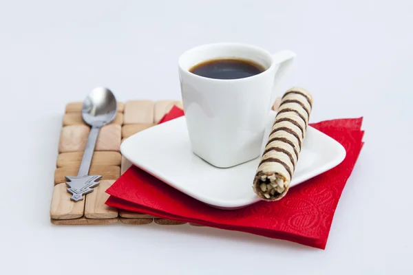 Чашка с черным кофе и печеньем — стоковое фото