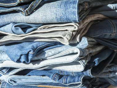 Bir gösteri pencere Shop üzerinde çeşitli tonları kot yığını