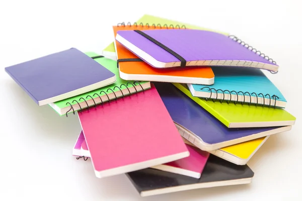 Acumulado áspero de cadernos em capas de várias cores — Fotografia de Stock