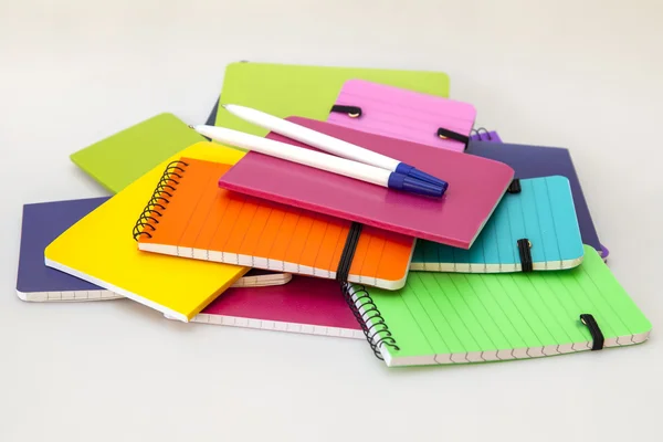 Montón áspero de cuadernos en cubiertas de varios colores —  Fotos de Stock