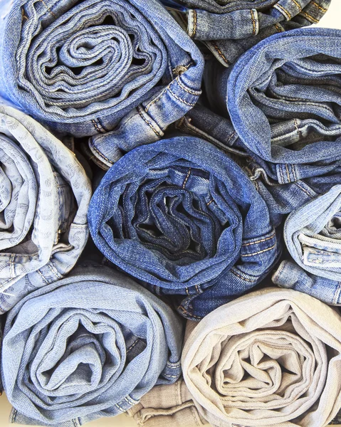 I jeans diminuiti in un rotolo su un banco di negozio — Foto Stock