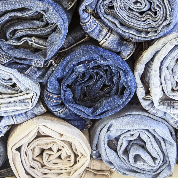 As calças de ganga reduzidas em um rolo em um balcão da loja — Fotografia de Stock