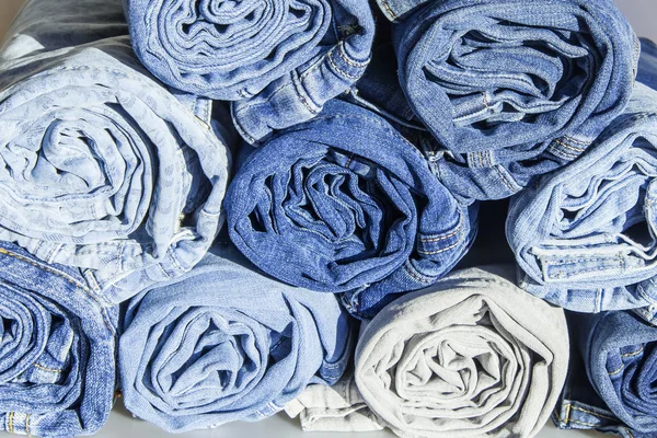 De jeans beknot in een roll op een teller van winkel — Stockfoto