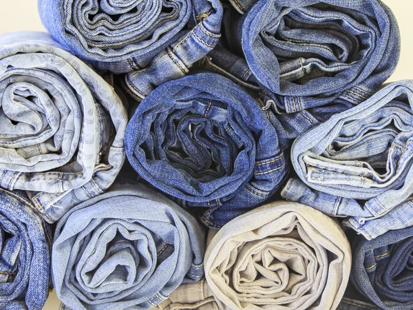 I jeans diminuiti in un rotolo su un banco di negozio — Foto Stock