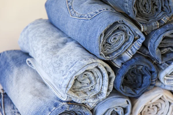 De jeans beknot in een roll op een teller van winkel — Stockfoto