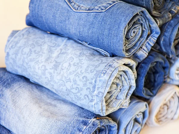 De jeans beknot in een roll op een teller van winkel — Stockfoto