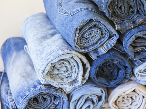 De jeans beknot in een roll op een teller van winkel — Stockfoto