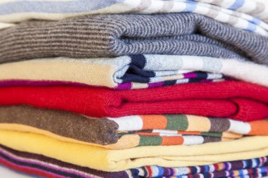Bir gösteri pencere Shop üzerinde çeşitli renklerin yün Kazaklar yığını