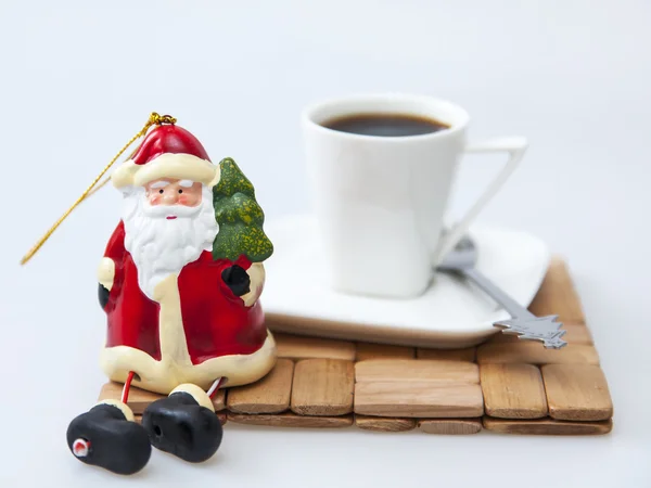 Tasse mit schwarzem Kaffee und Väterchen Frosts Figur — Stockfoto