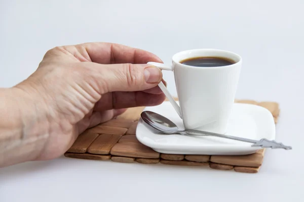 Чашка с черным кофе в руке — стоковое фото