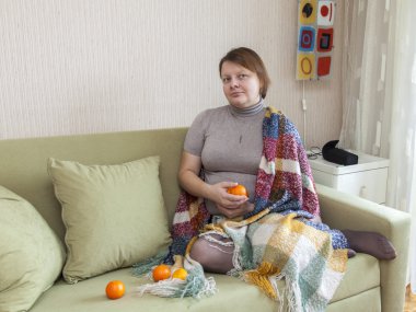 Kadın bir kanepe odasında oturur