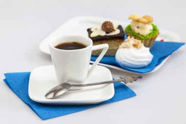 Fincan sade kahve ve kek bir arka plan üzerinde bir plaka ile