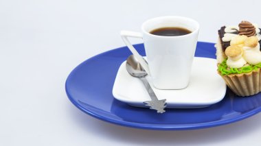 Fincan sade kahve ve kek ile bir plaka ile