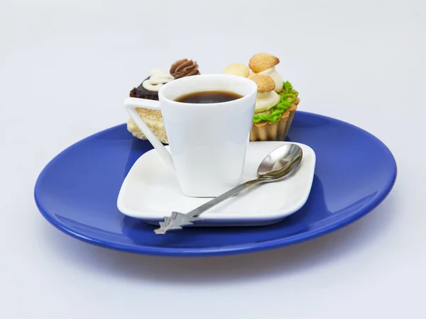 Cup with black coffee and a plate with cakes — Stock Photo, Image