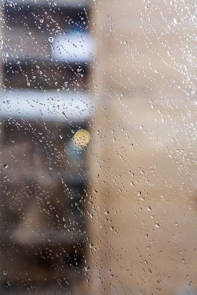プーシキノ、ロシア、2015 年 12 月 7 日に。雨の日窓からの眺め。ガラスに雨の滴. — ストック写真