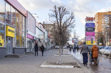 Pushkino, Rusya, 8 Aralık 2015 tarihinde. Sonbahar şehir manzarası. Mosksvskiy Caddesi.