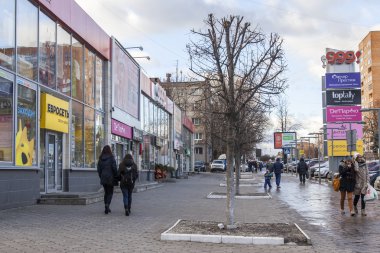 Pushkino, Rusya, 8 Aralık 2015 tarihinde. Sonbahar şehir manzarası. Mosksvskiy Caddesi.