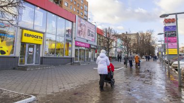 Pushkino, Rusya, 8 Aralık 2015 tarihinde. Sonbahar şehir manzarası. Mosksvskiy Caddesi.