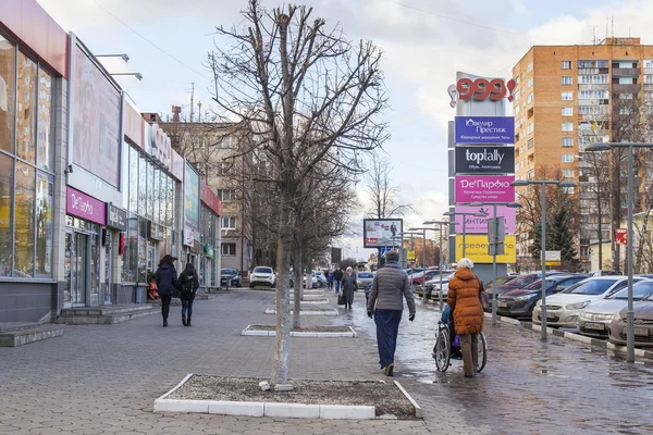 Pushkino, Rússia, em 8 de dezembro de 2015. Paisagem da cidade de outono. Avenida Moskovsky . — Fotografia de Stock