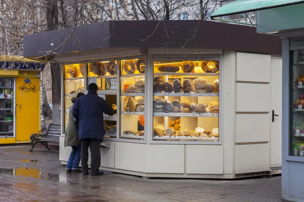 Pushkino, Rússia, 8 de dezembro de 2015. Cabinas de comércio na avenida — Fotografia de Stock