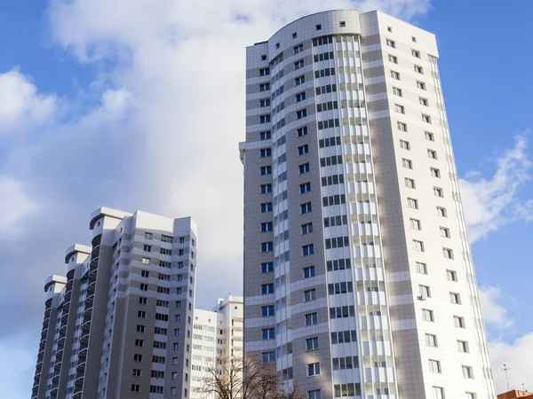 Pushkino, Ryssland, December 8 2015. Arkitektoniska fragment av ett nytt multystoried hus — Stockfoto