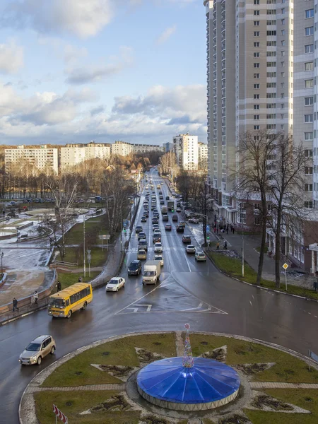 Pushkino, Russland, 8. Dezember 2015 herbstliches Stadtbild. Denkmal in der Innenstadt und mehrstöckige Neubauten — Stockfoto
