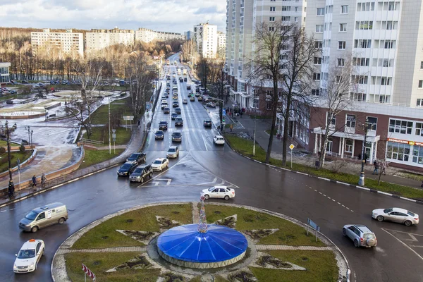 Пушкино, Россия, 8 декабря 2015 г. Осенний городской пейзаж. Мемориал в центре города и многоэтажные новые здания — стоковое фото