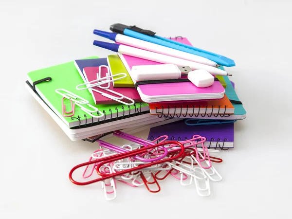 Montón áspero de cuadernos en cubiertas de varios colores — Foto de Stock