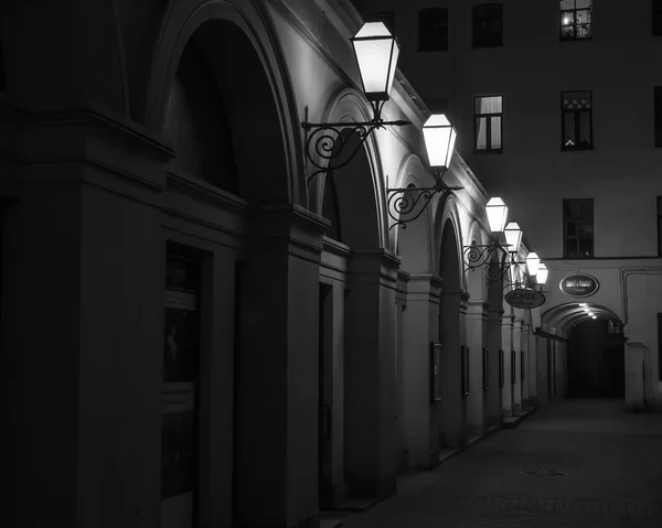 ST. PETERSBURG, RUSIA, 8 DE DICIEMBRE DE 2015. Paisaje nocturno. El patio típico y el arcade iluminado con lámparas — Foto de Stock