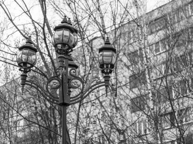 Pushkino, Rusya, 11 Aralık 2015 tarihinde. Sonbahar manzara. Bir multystoried ev karşı Bulvarı'ndaki güzel bir sokak lambası