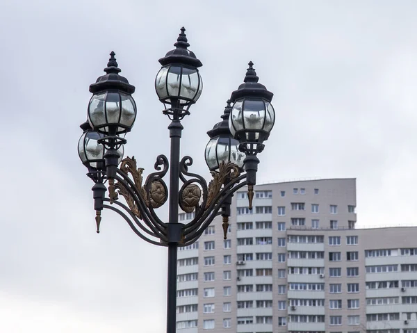 Pushkino, russland, am 11. Dezember 2015. Herbstlandschaft. Eine schöne Straßenlaterne gegen ein mehrstöckiges Haus — Stockfoto