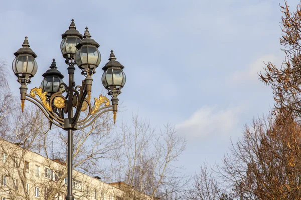 Pushkino, russland, am 11. Dezember 2015. Herbstlandschaft. eine schöne Straßenlaterne im Boulevard — Stockfoto