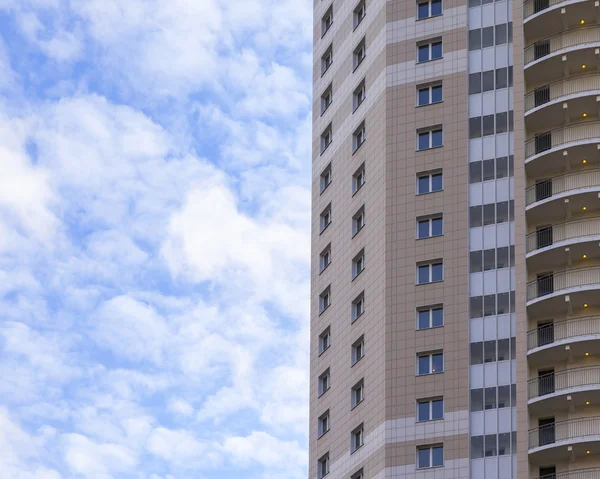 普希金诺，俄罗斯 — — 在 2015 年 12 月 11 日。新的公寓多层大厦的片段 — 图库照片
