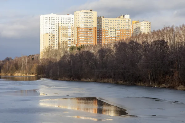 Poesjkino, Rusland - op 11 December 2015. Nieuwe multystoried huizen aan de rivieroever van Serebryanka — Stockfoto