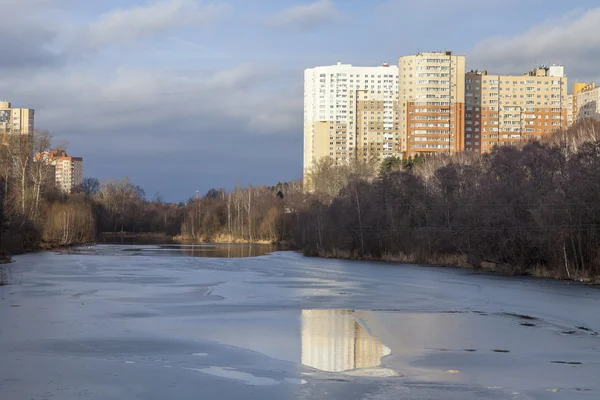 Poesjkino, Rusland - op 11 December 2015. Nieuwe multystoried huizen aan de rivieroever van Serebryanka — Stockfoto